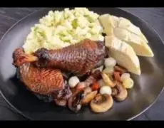Descubre la auténtica receta del Coq au Vin Blanc, el delicioso plato estrella de la comida francesa