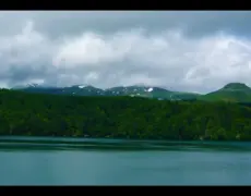 Descubre el encanto del Lago de Pavin en tu próximo viaje a Auvernia-Ródano-Alpes