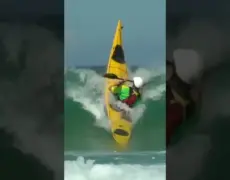 Descubre la emocionante experiencia de practicar kayak de mar en la costa de Bretaña: un destino imperdible para los amantes del turismo y los viajes