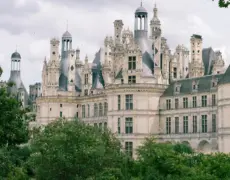 Explora la magia de los castillos franceses: Descubre el encanto del Castillo de Chambord en el Valle del Loira