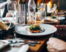 Etiqueta en restaurantes: cómo hacer un buen uso de las normas de cortesía en tus viajes gastronómicos