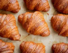 Descubre la deliciosa combinación de café y croissant en tu próximo viaje a Francia